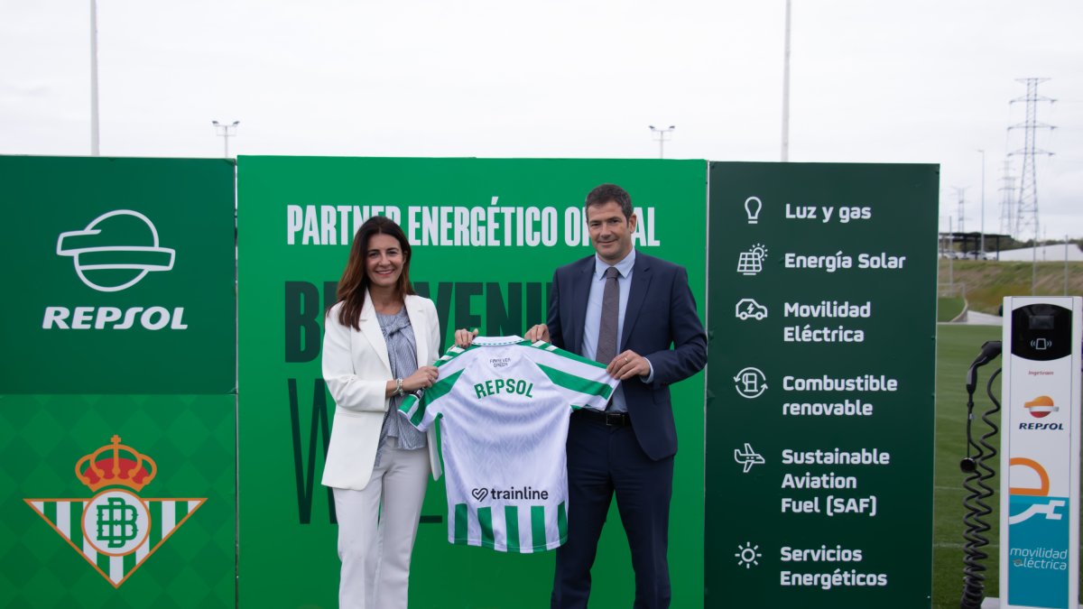 Susana Baños, directora de Ventas B2B de Repsol, y Ramón Alarcón, CEO del Real Betis, en la Ciudad Deportiva Rafael Gordillo.