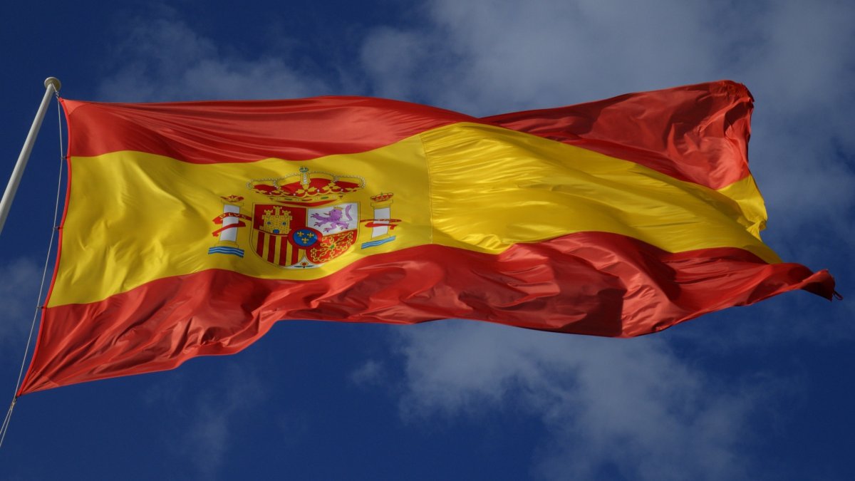 (Foto de ARCHIVO)
Bandera española ondeando en los cielos patrios.
13/10/2017