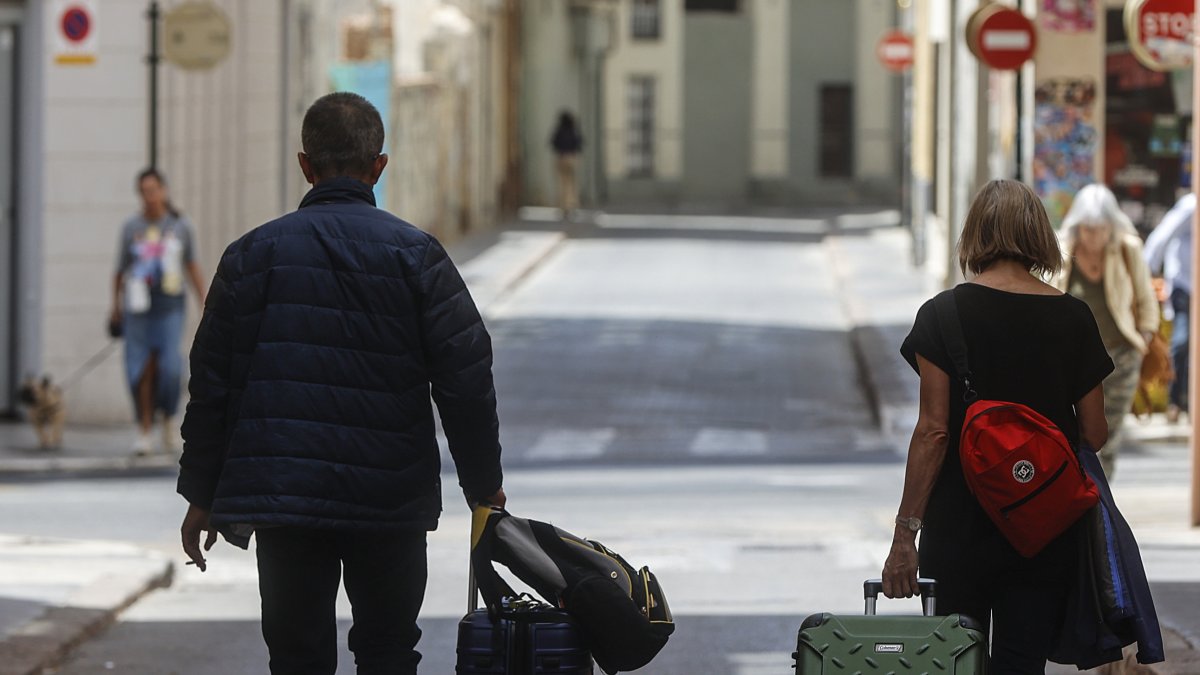 Varios turistas recorren la ciudad