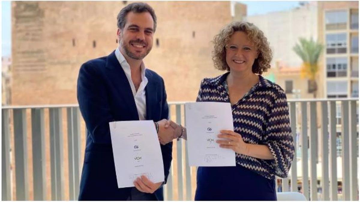 Guillermo Alonso del Real y Amparo Folgado firman el pacto de gobierno en Torrent entre PP y Vox
