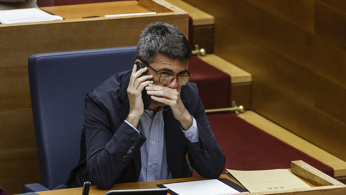 El presidente de la Generalitat valenciana, Carlos Mazón, habla por teléfono móvil