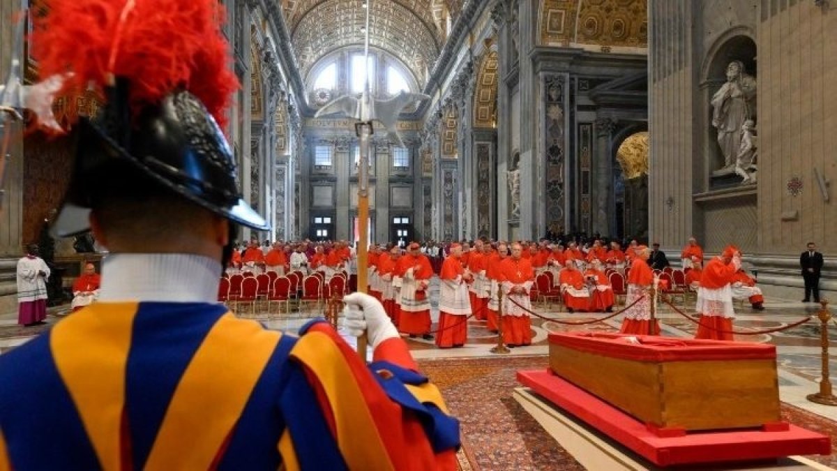 El féretro del Papa Francisco en la Basílica de San Pedro.

REMITIDA / HANDOUT por VATICAN NEWS
Fotografía remitida a medios de comunicación exclusivamente para ilustrar la noticia a la que hace referencia la imagen, y citando la procedencia de la imagen en la firma
23/4/2025
