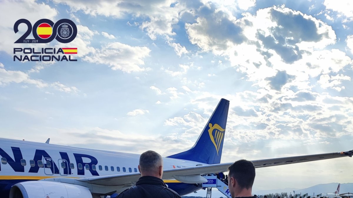 Uno de los ciudadanos expulsados en el vuelo para repatriarlo.