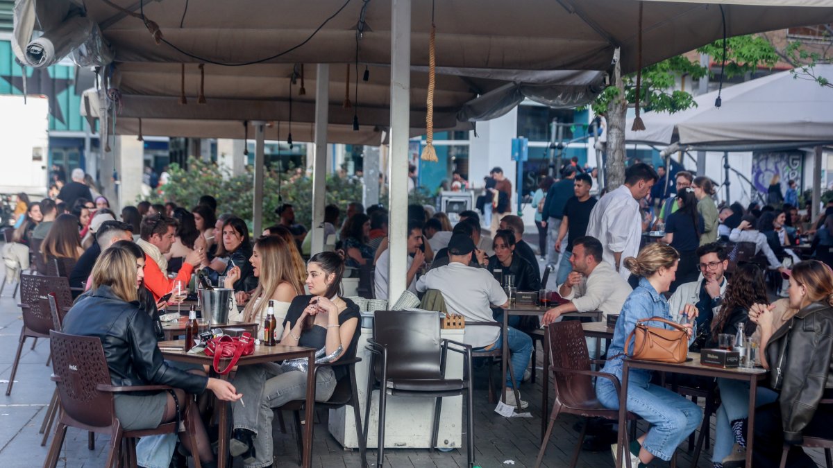 Archivo - Varias personas en la terraza de un bar.