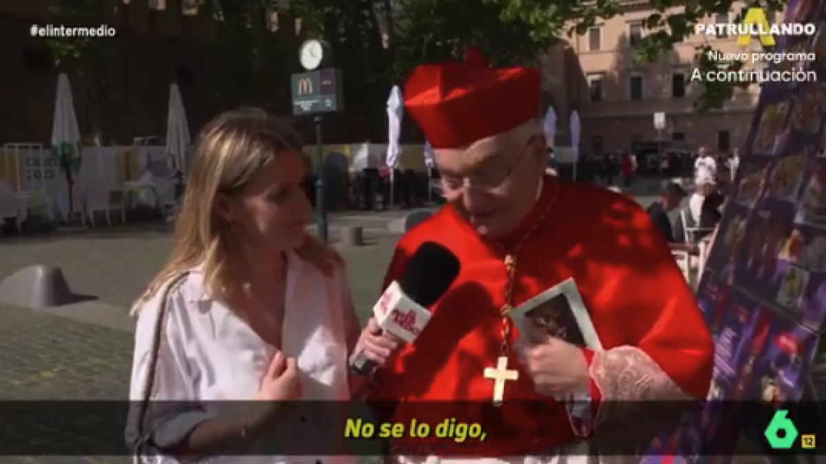 Andrea Ropero, junto a uno de los cardenales de El Vaticano