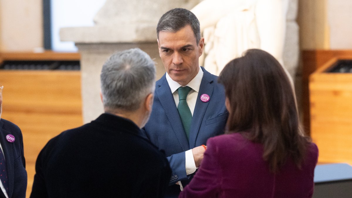 Pedro Sánchez, acompañado por la ministra de Igualdad, Ana Redondo y por el ministro de Interior, Fernando Grande-Marlaska.