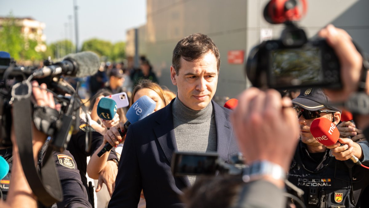 El hermano de Pedro Sánchez, David Sánchez, sale tras declarar en calidad de investigado.