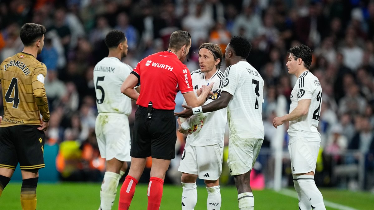 Los jugadores del Real Madrid protestan al árbitro.
