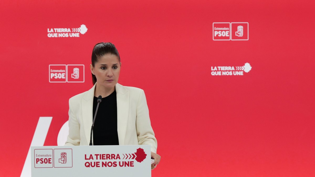 La portavoz del PSOE de Extremadura, Isabel Gil Rosiña, en una rueda de prensa en Mérida.