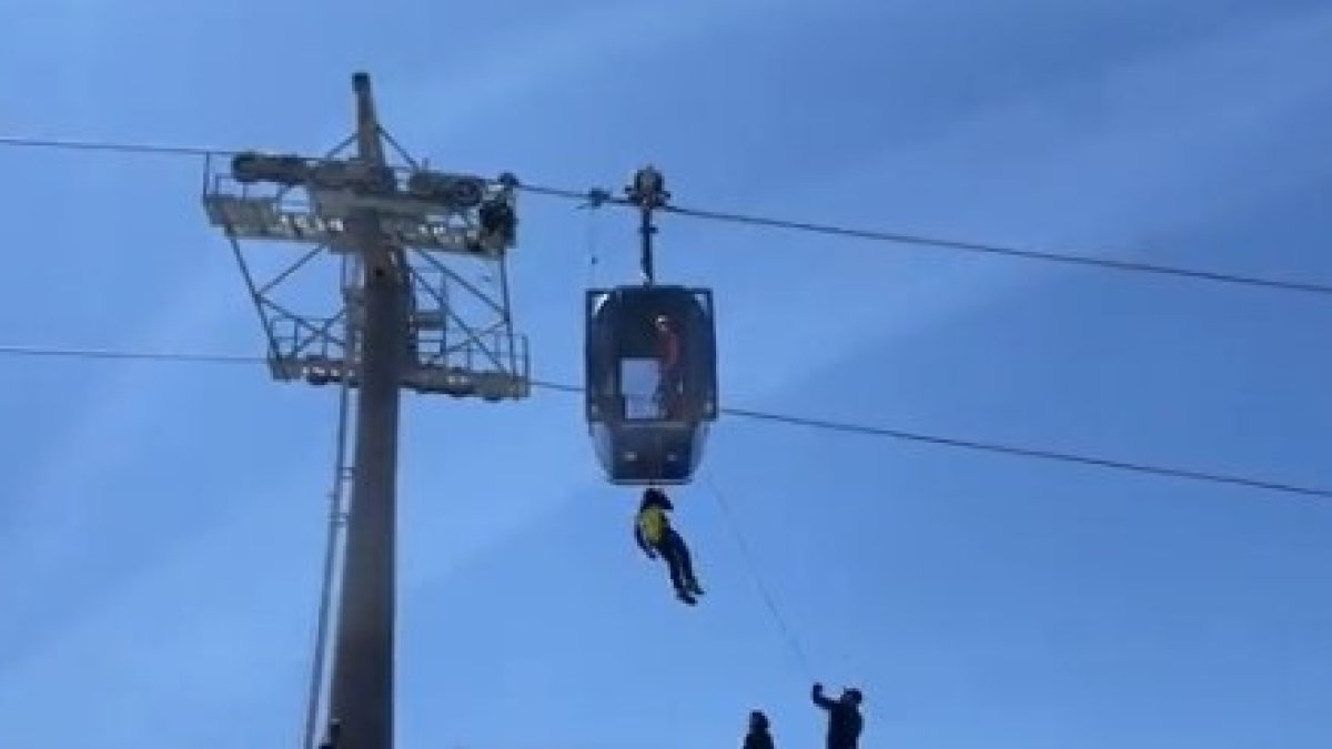 Efectivos realizando las acciones de rescate en la telecabina a causa del apagón.