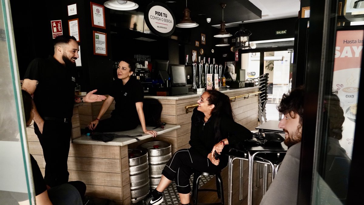 Trabajadores de un bar a oscuras durante el apagón eléctrico generalizado en Málaga.