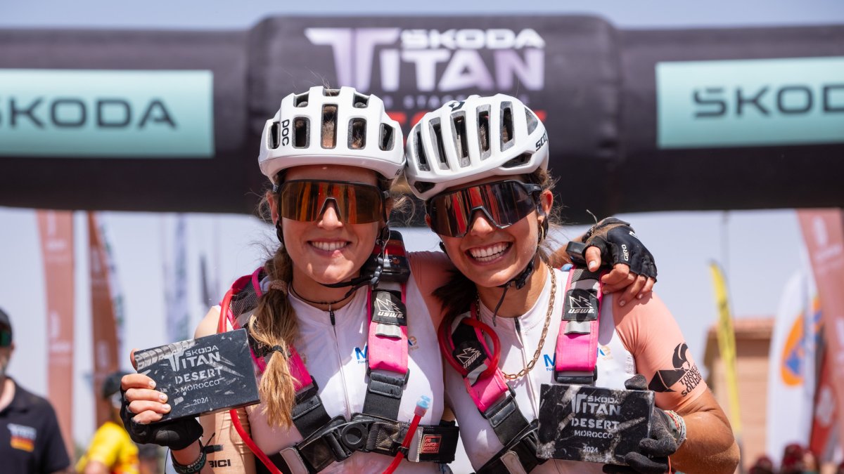 Dos mujeres en la llegada de la Skoda Titan Desert