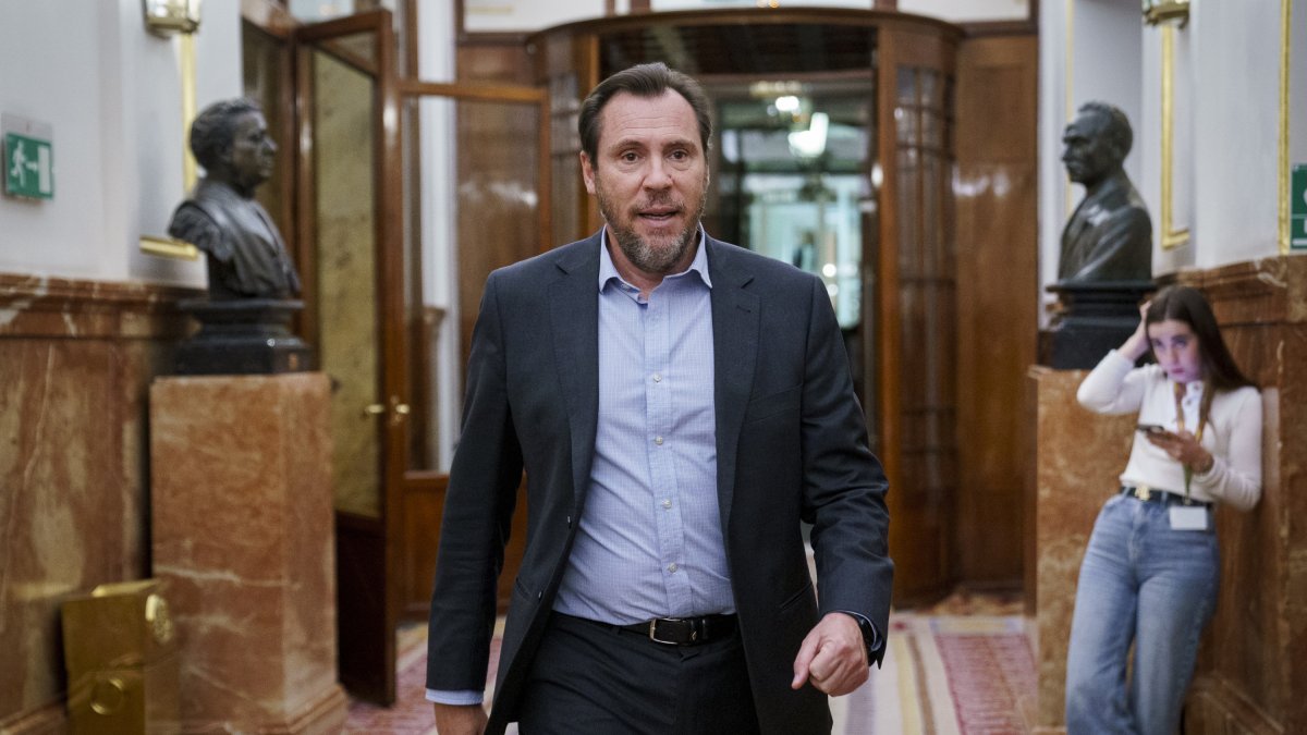 El ministro de Transportes y Movilidad Sostenible, Óscar Puente, a su salida de una sesión plenaria en el Congreso de los Diputados, a 8 de abril de 2025, en Madrid (España).