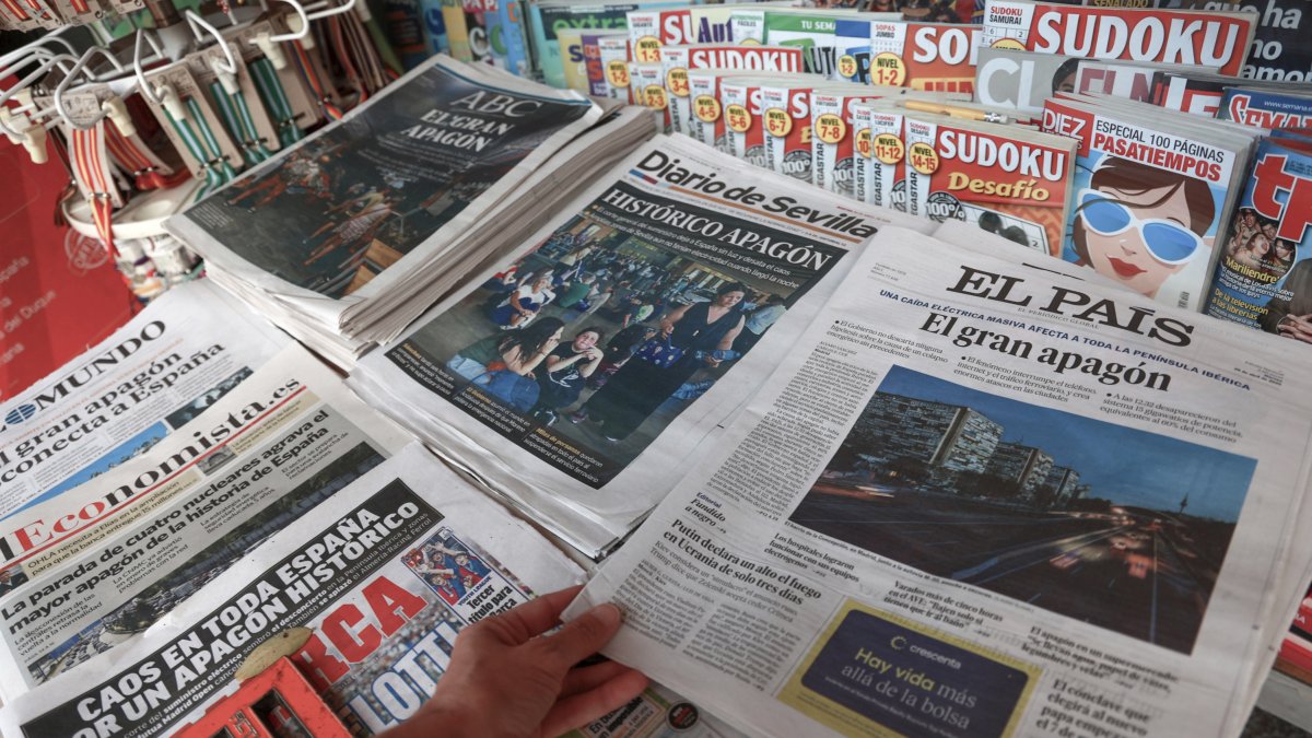 Prensa en papel con la información del apagón en un kiosco de Sevilla. A 29 de abril de 2025Tras el inesperado apagón que dejó sin suministro eléctrico a el país.