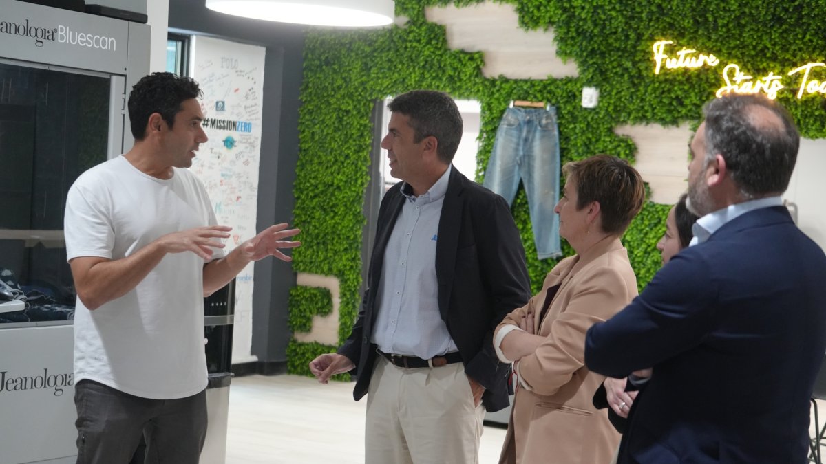El 'president' de la Generalitat, Carlos Mazón, visita al Hub de la compañía valenciana Jeanologia en Miami