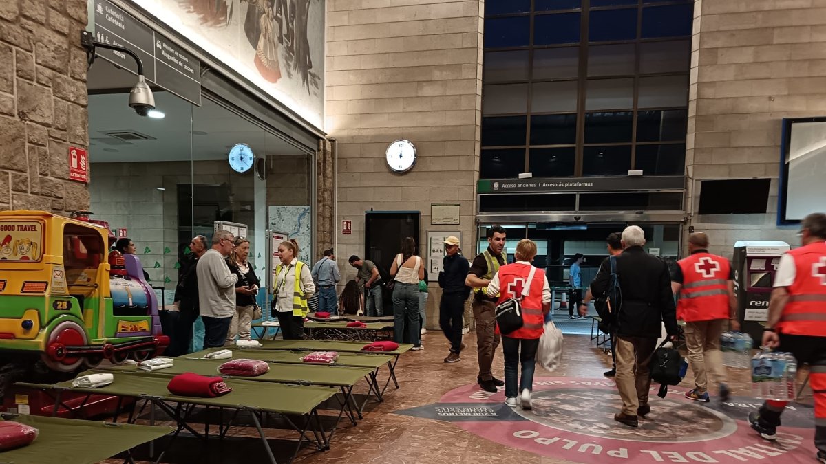 Catres habilitados en la estación de tren de Ourense para pasar la noche del apagón.