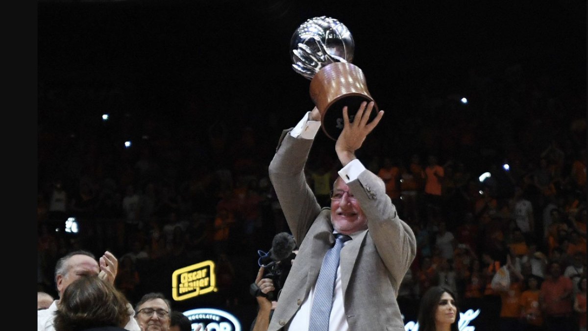 Juan Roig con la copa de la ACB que ganó el Valencia Basket