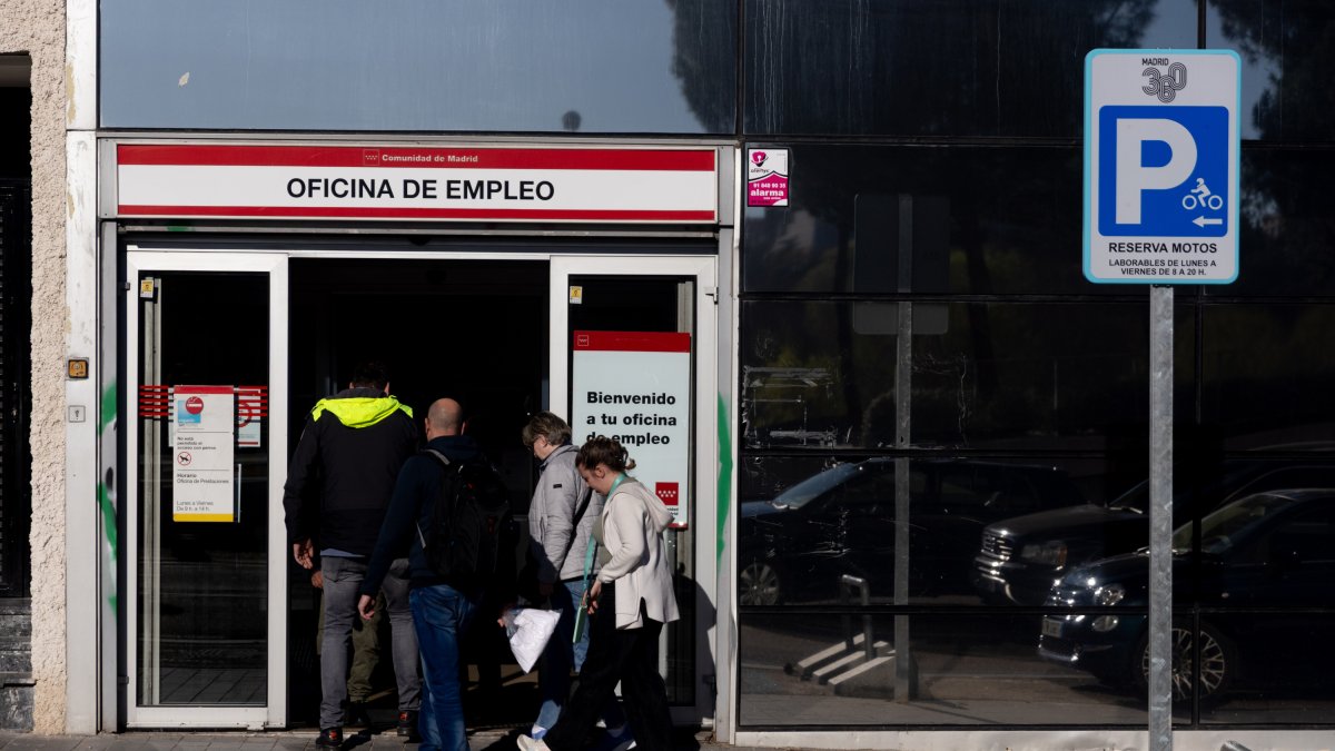 (Foto de ARCHIVO)
Varias personas entran a una oficina del SEPE, a 1 de abril de 2025, en Madrid.
Eduardo Parra / Europa Press
02 ABRIL 2025