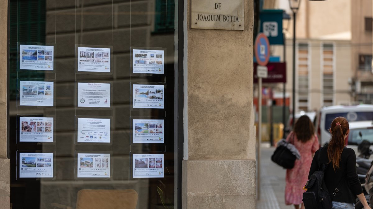 Anuncios de viviendas en Palma de Mallorca.
© Tomàs Moyà / Photographer
www.tomasmoyaphoto.com