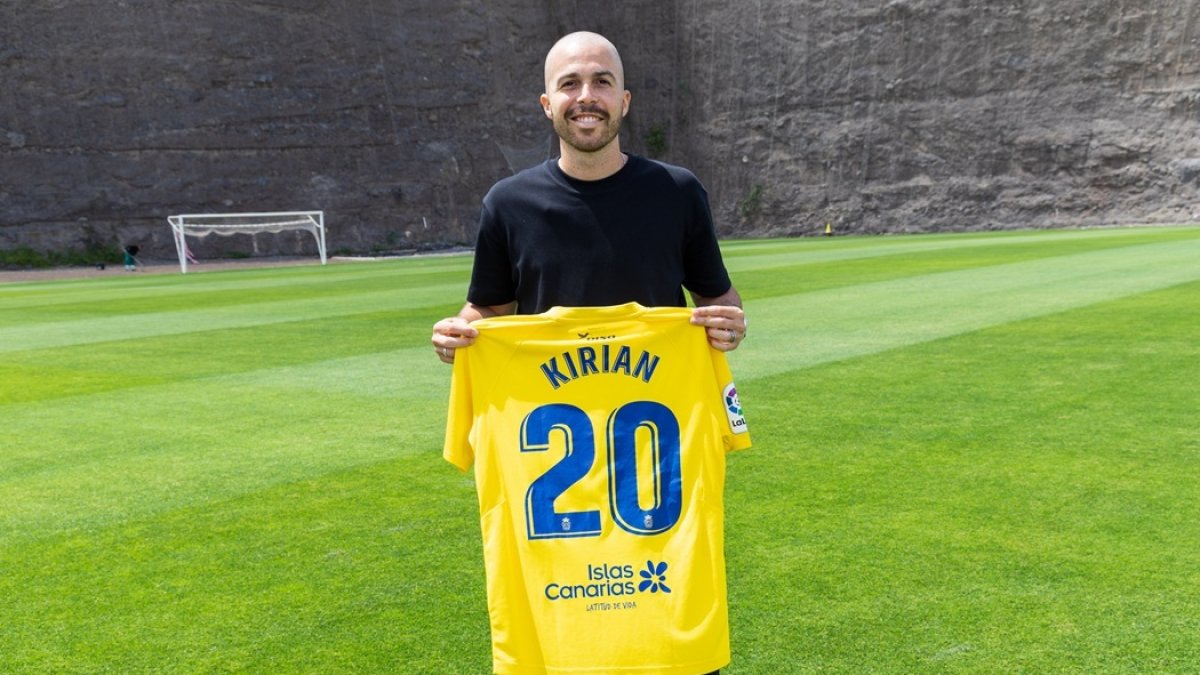 Kirian Rodríguez posa con la camiseta que ha donado al museo 'LEGENDS'.