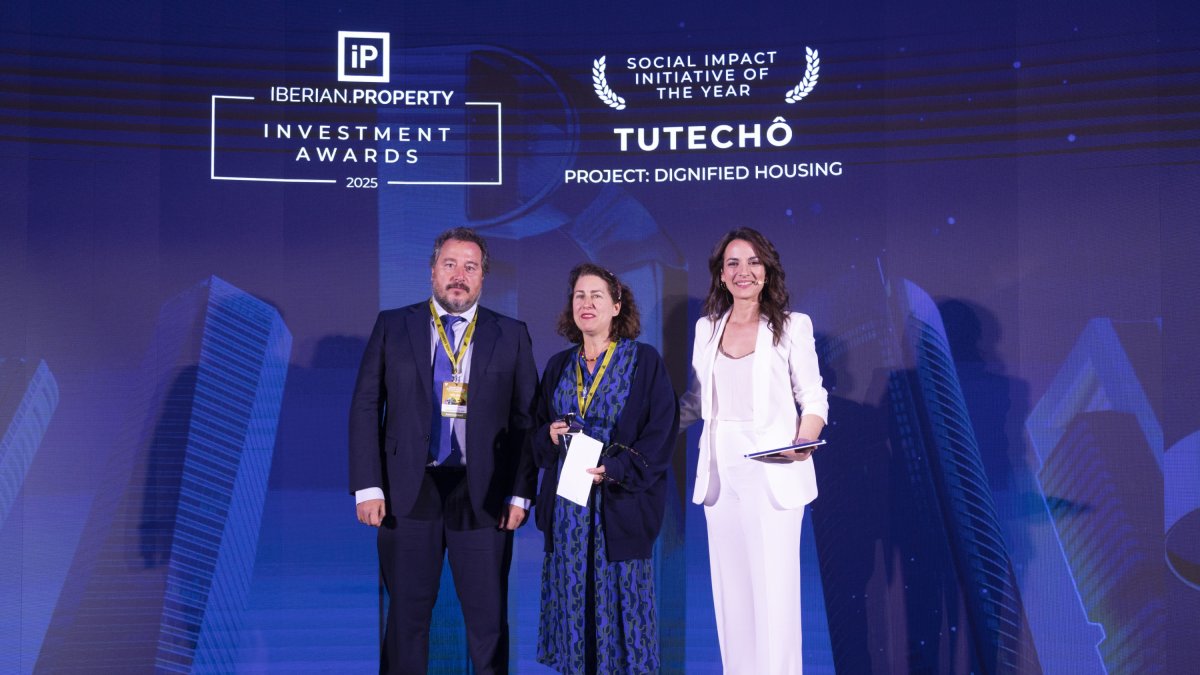 Blanca Hernández, fundadora de TUTECHÔ, recogiendo uno de sus premios.