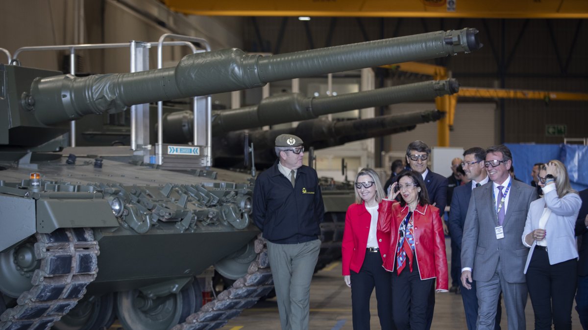 La ministra de Defensa, Margarita Robles (c), junto a unos tanques Leopard en la planta de Santa Bárbara Sistemas.
