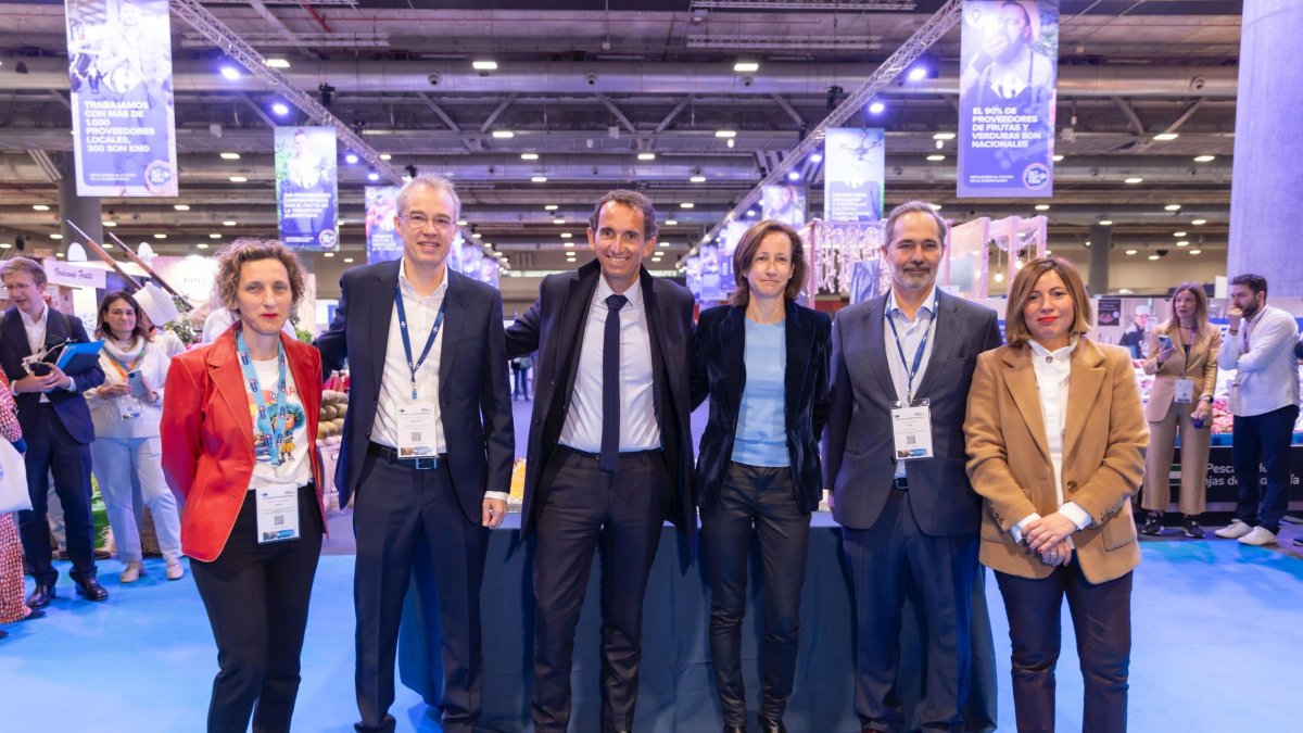 Alexandre Bompard, presidente y director general del Grupo Carrefour, y Elodie Perthuisot, directora ejecutiva de Carrefour España, durante el Salón Carrefour.