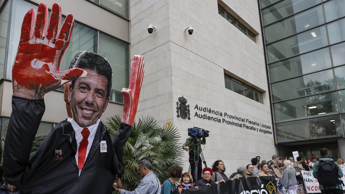 Familiares de las víctimas de la DANA durante una concentración en las inmediaciones de la Ciudad de la Justicia