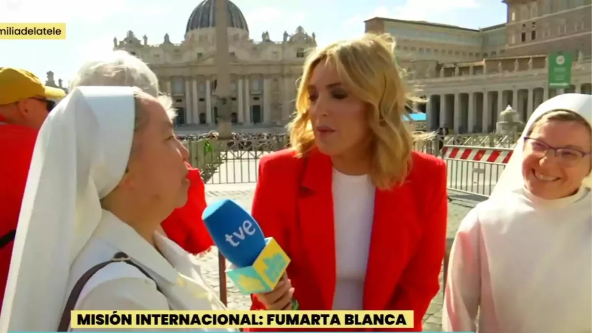 Marta Riesco, cubriendo el 'habemus Papam' con un micrófono de TVE.