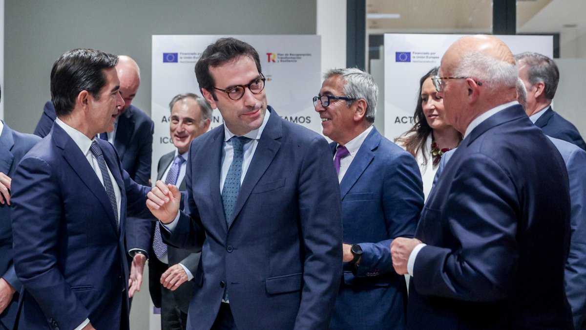 El presidente del BBVA, Carlos Torres junto al Ministro de Economía, Carlos Cuerpo.