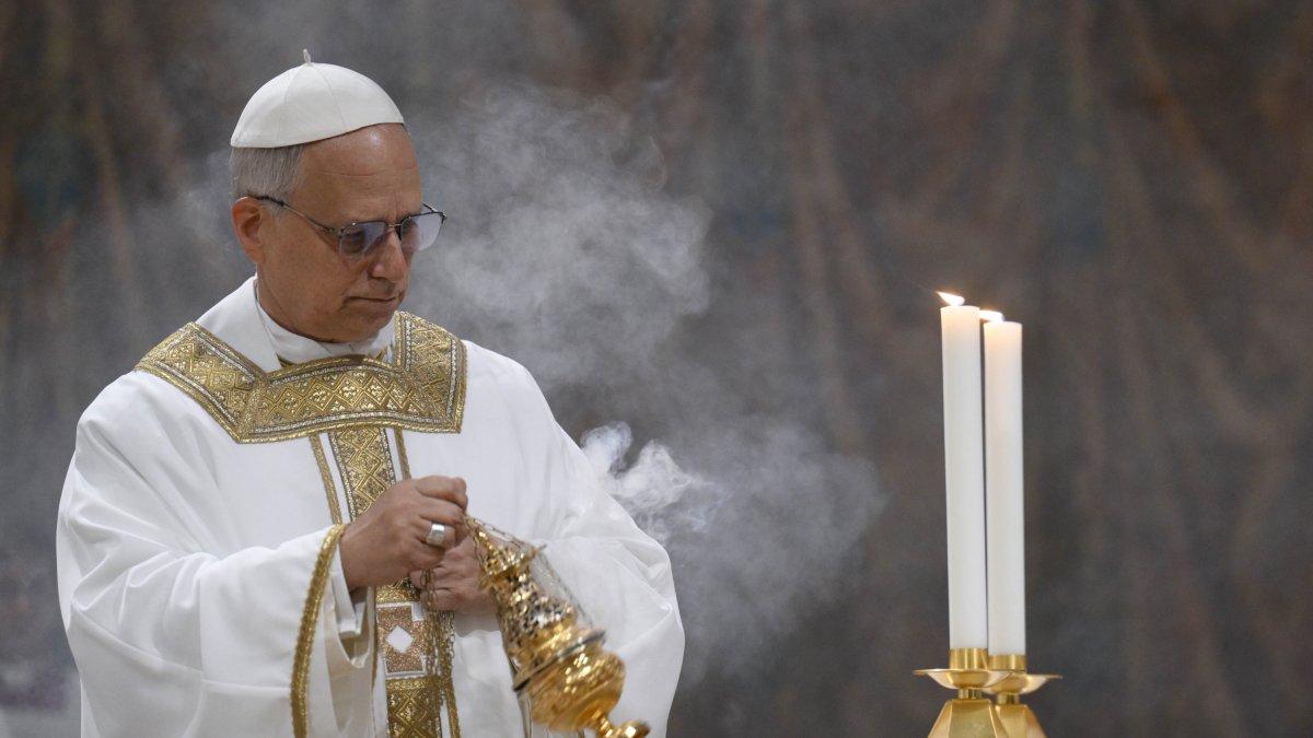 El Papa León XIV celebrando una misa con los cardenales en el Vaticano.