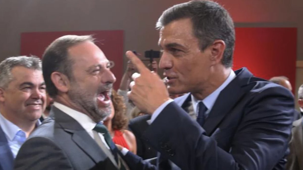 Ábalos y Pedro Sánchez ríen a carcajadas