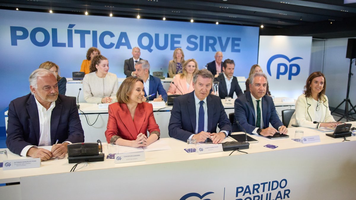 El presidente del PP, Alberto Núñez Feijóo, encabeza la reunión del Comité Ejecutivo Nacional del PP en su sede el 12 de mayo de 2025.