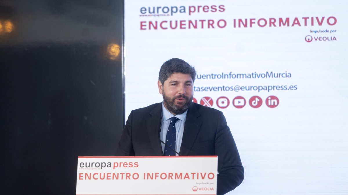 El presidente de la Región de Murcia, Fernando López Miras, interviene durante un encuentro informativo de Europa Press, en el hotel Rosewood Villa Magna, a 13 de mayo de 2025, en Madrid (España).