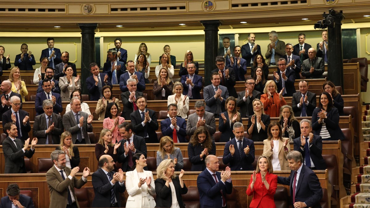 (Foto de ARCHIVO)
El presidente del PP, Alberto Núñez Feijóo (1d), es aplaudido por la bancada del PP durante una sesión de control al Gobierno en el Congreso de los Diputados, a 14 de mayo de 2025, en Madrid (España). Durante el pleno, el Congreso ha rendido cuentas sobre el apagón general del pasado 28 de abril, cuyas causas todavía se desconocen. En paralelo a la investigación del Ejecutivo, la Comisión Nacional de los Mercados y la Competencia (CNMC) también realizará una investigación del apagón.

Marta Fernández / Europa Press
14 MAYO 2025;GOBIERNO;CONGRESO;APAGON
14/5/2025