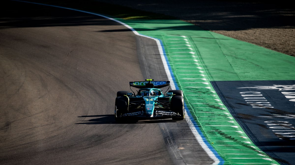 Fernando Alonso, con su Aston Martin en Imola.