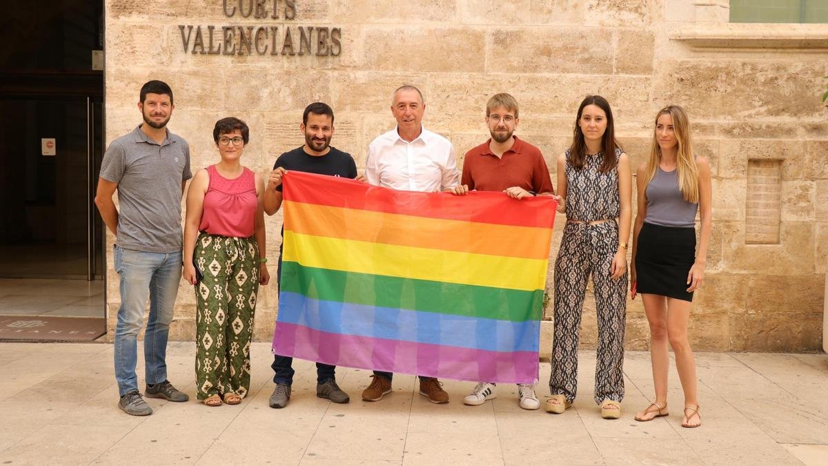 Dirigentes de Compromís con la bandera arcoíris
