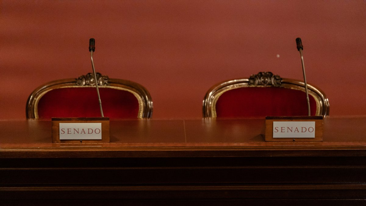 Dos asientos en la Sala Manuel Broseta Pont del Senado