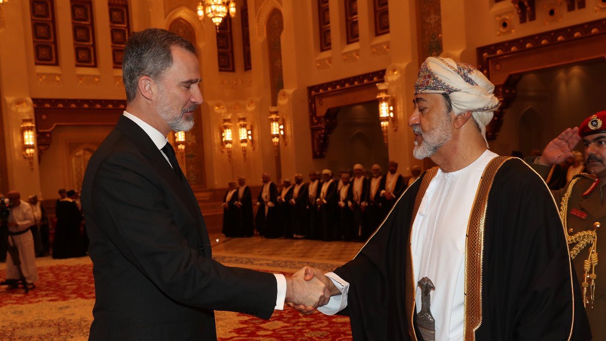 Archivo - El Rey Felipe VI saluda a su Majestad Haitham bin Tariq, sultán de Omán