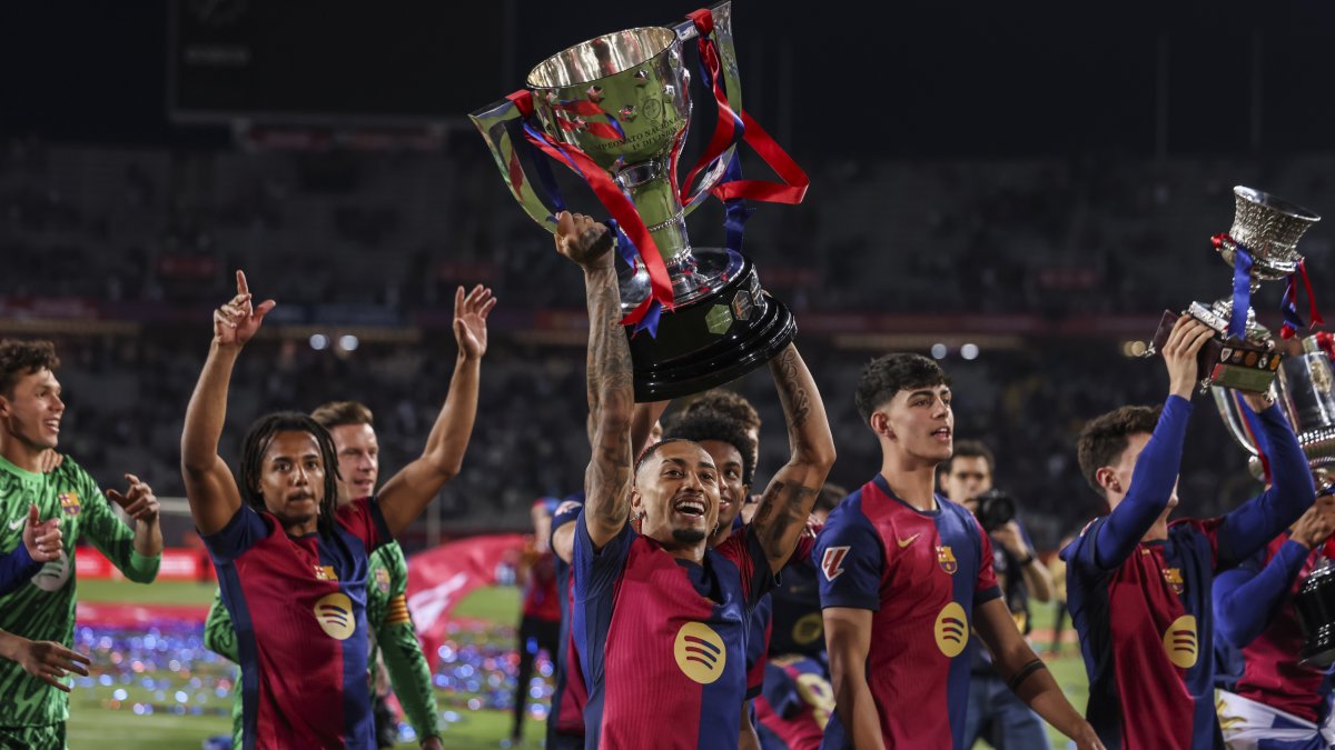 Los jugadores del FC Barcelona, con el trofeo de campeones de Liga que recibieron este domingo.