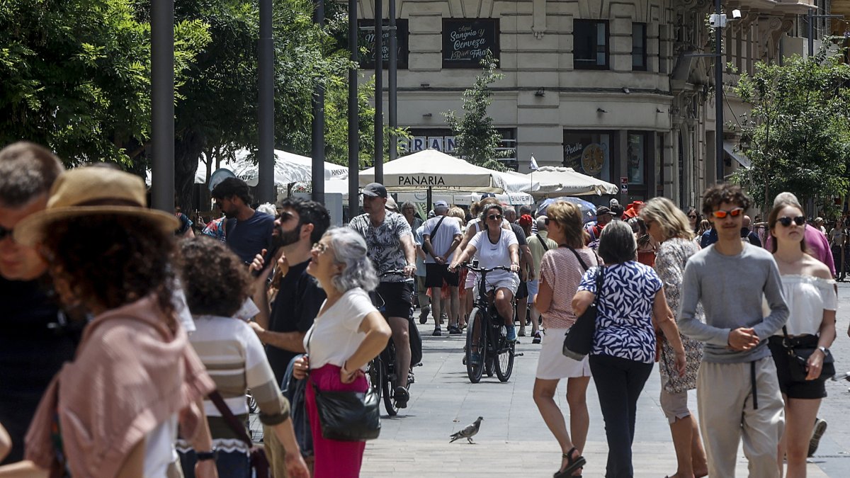 Varios turistas recorren el centro de la ciudad de Valencia