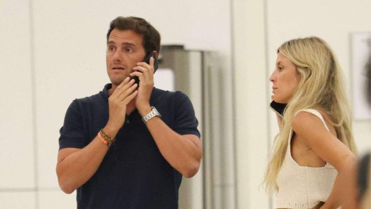 Albert Rivera y Carla Cotterli siguen su relación pero apenas se dejan ver juntos.