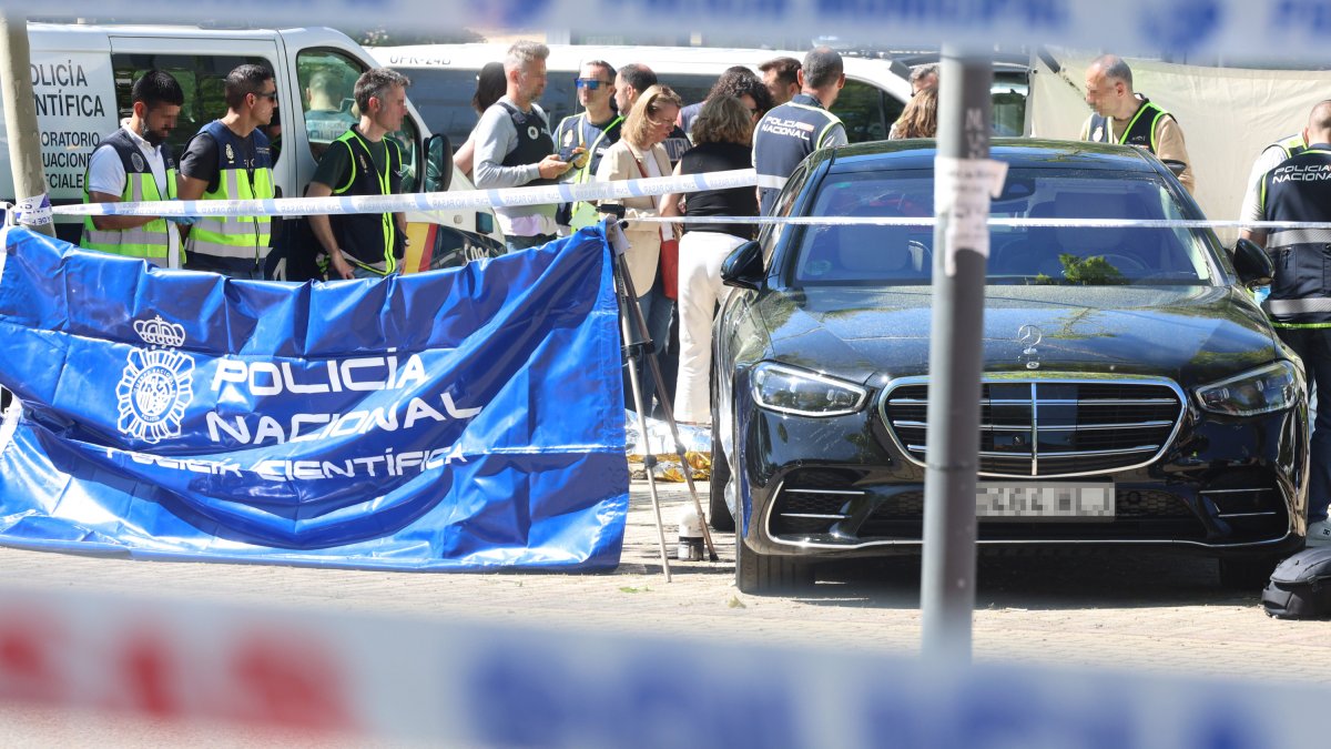 Dispositivo policial instalado junto al Colegio Americano, en Pozuelo (Madrid).