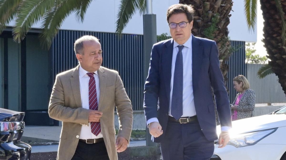 El ministro para la Transformación Digital y de la Función Pública, Óscar López (d), y el subdelegado del Gobierno en Canarías, Javier Plata (i).