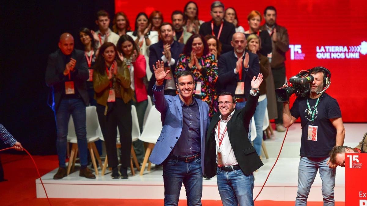 Pedro Sánchez con Miguel Ángel Gallardo, líder del PSOE extremeño