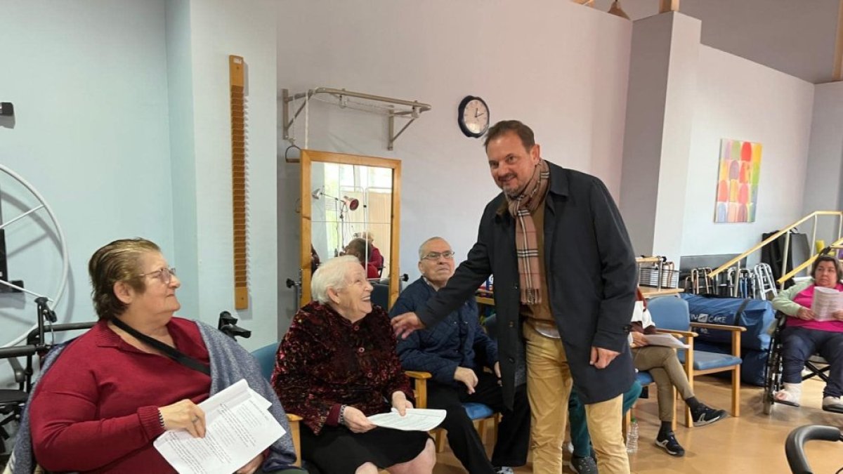 El alcalde, Vicente Zaragozá, visita una residencia de Silla