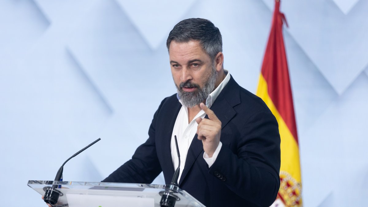 Archivo - El líder de Vox, Santiago Abascal, durante una rueda de prensa en la sede de Vox.