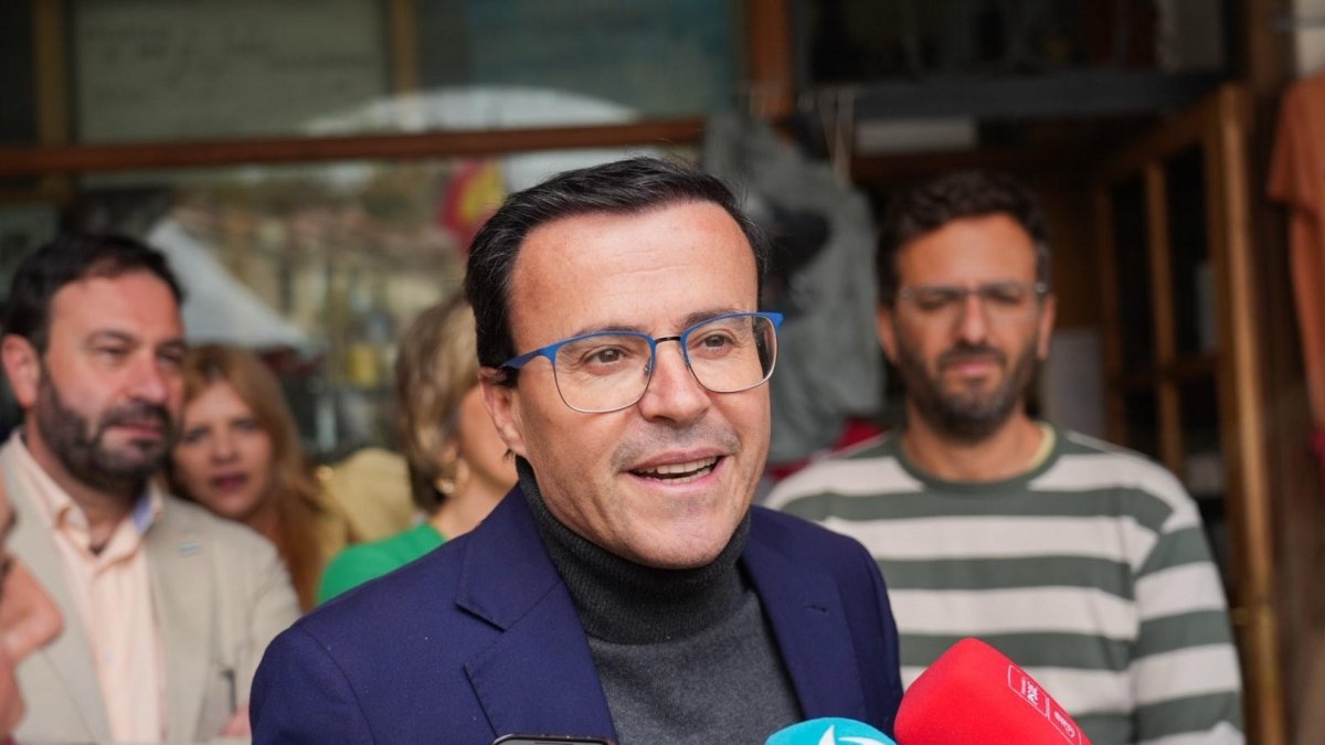 El secretario general del PSOE de Extremadura, Miguel Ángel Gallardo, atiende a los medios.