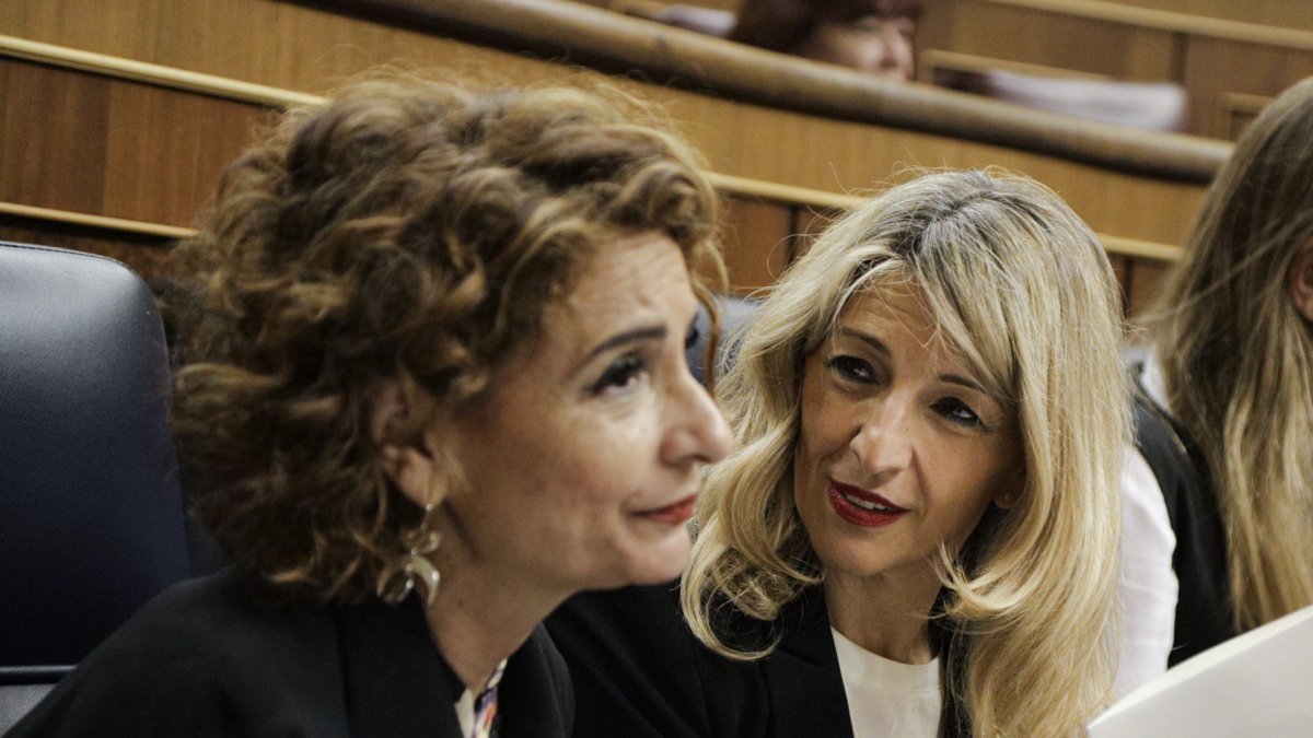 La vicepresidenta primera y ministra de Hacienda, María Jesús Montero, y la vicepresidenta segunda y ministra de Trabajo, Yolanda Díaz, en el Congreso.