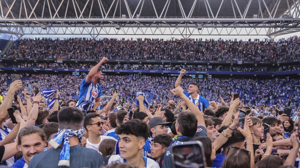 La afición del Espanyol celebra la permanencia en LaLiga.